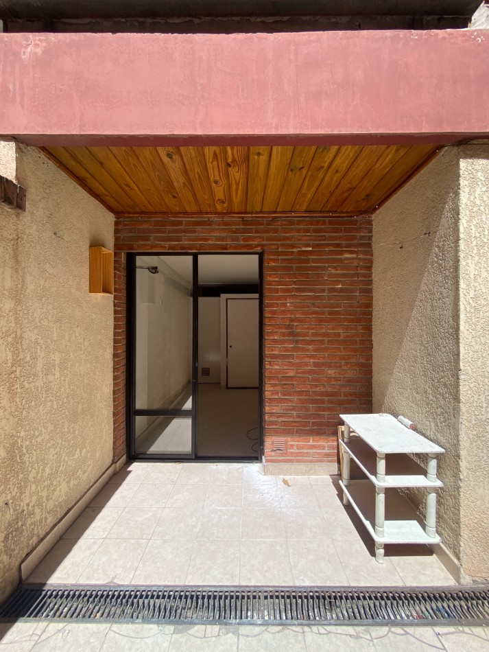 Departamento con patio Barrio Sur 