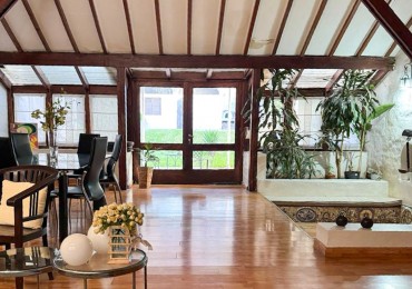 Casa en venta España 900 - Cerca de Barrio Norte  Pileta -